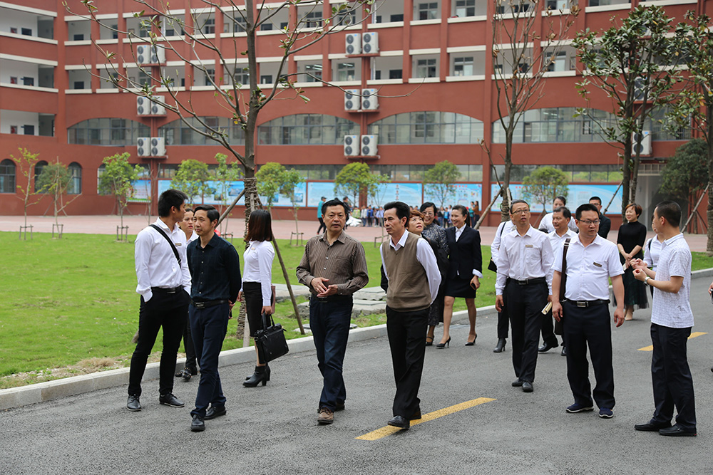 海南省海之南教育集团东部联校领导到德艺学校开展学习交流活动