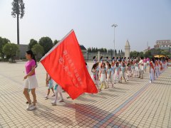 大手牵小手  幸福向前走